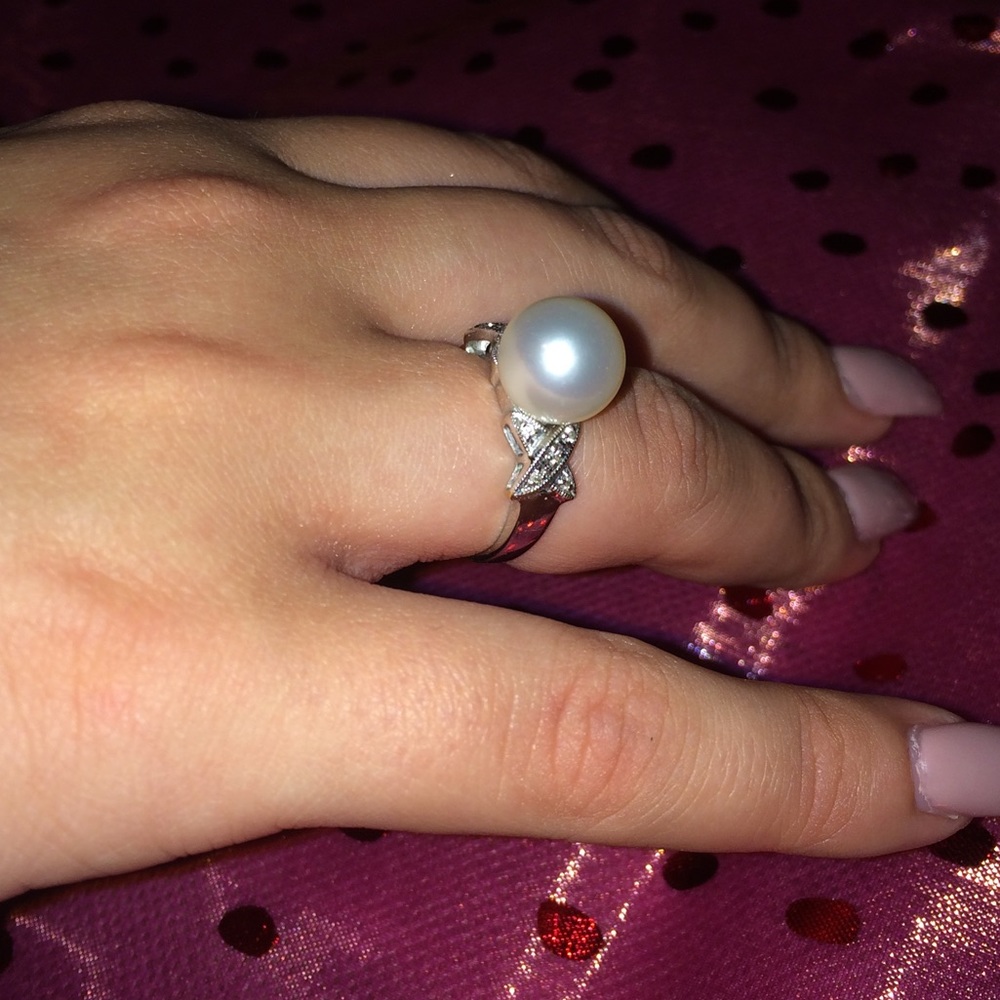 18k diamond and South Sea Pearl 💕🦋💕